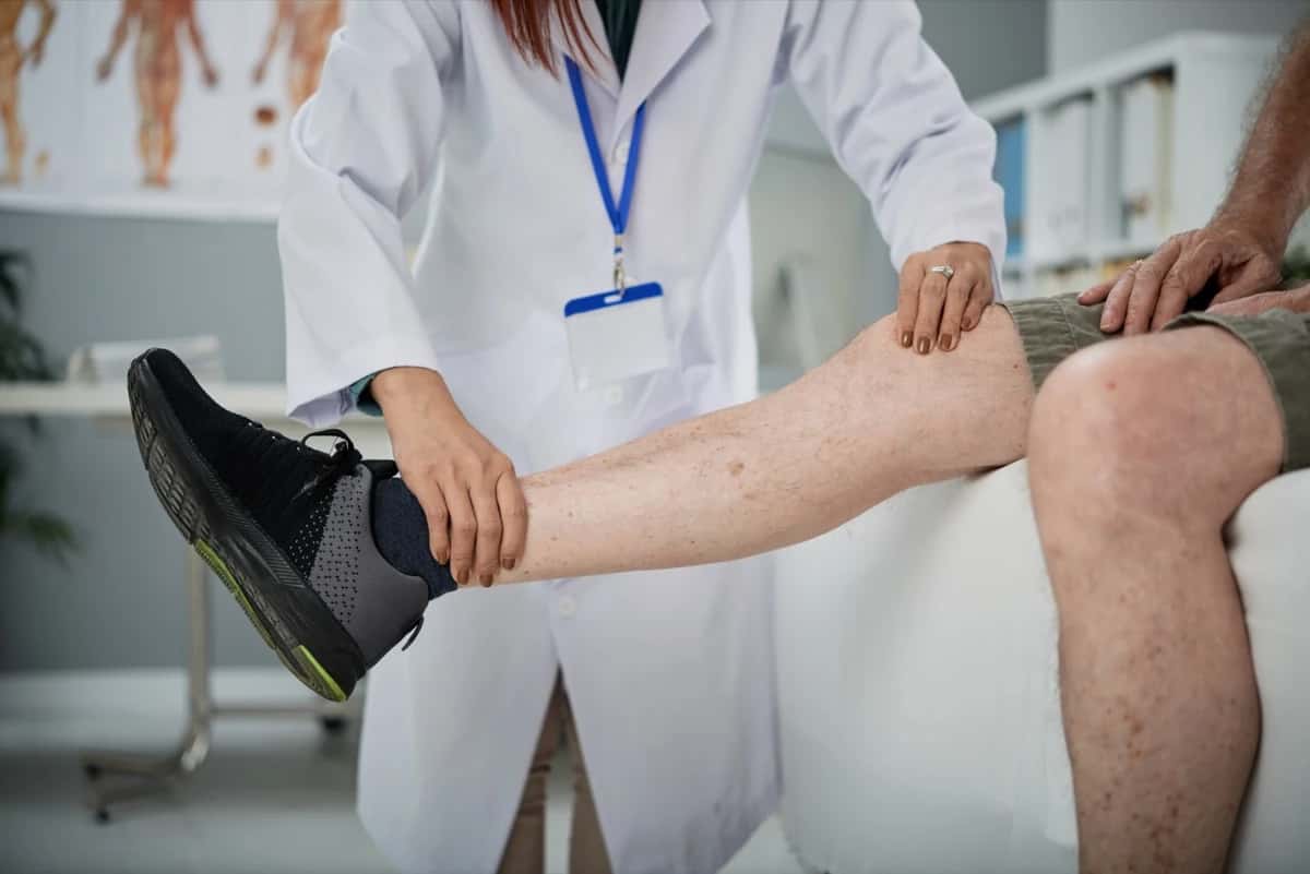 Bacakta iç varis belirtileri, akşam artan şişlik ve ağırlık hissi