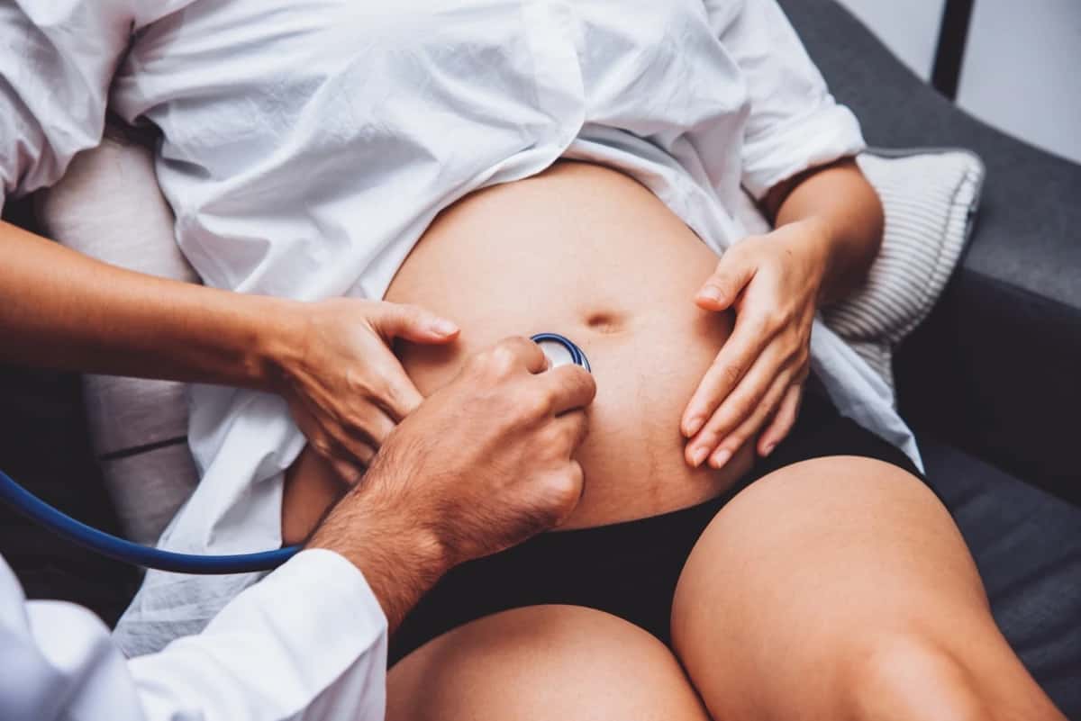 Gebelikte vajinal varis belirtileri ve vulvar bölgede ağırlık hissini anlatan bilgi görseli